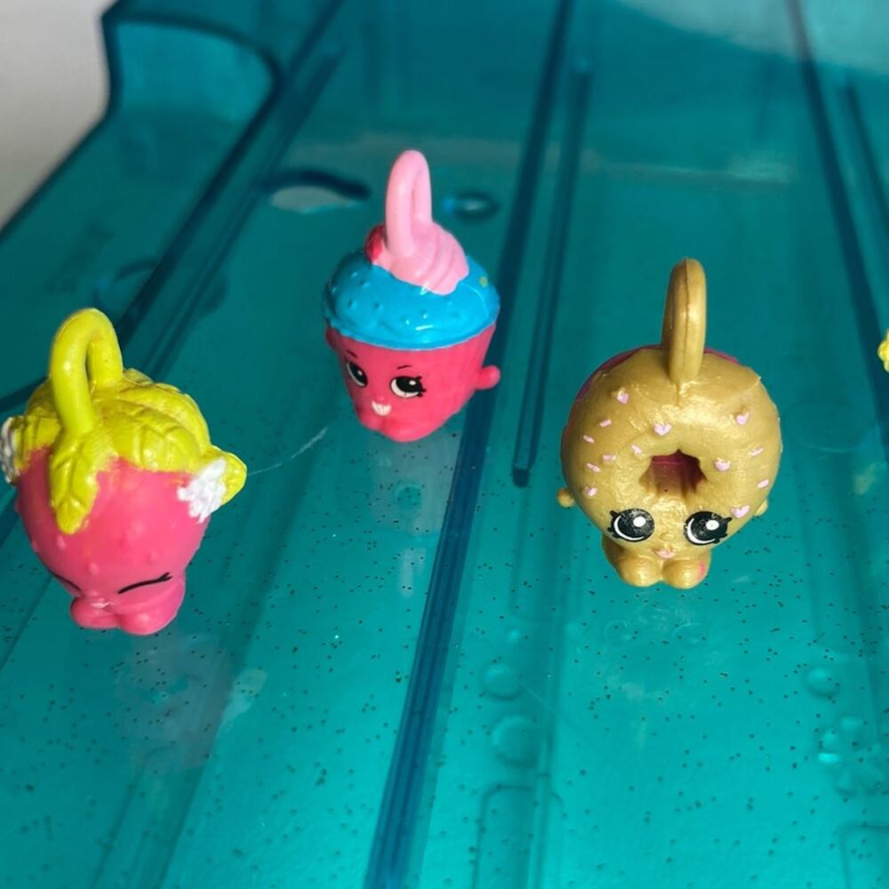 SHOPKINS NECKLACE ITEMS AND CASE - Picture 2 of 6